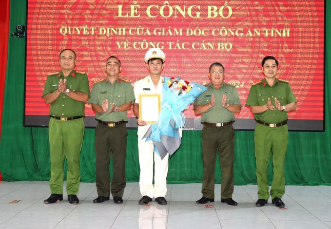 Đại uý Đặng Đức Lân nhận quyết định bổ nhiệm Đại uý Đặng Đức Lân nhận quyết định bổ nhiệm