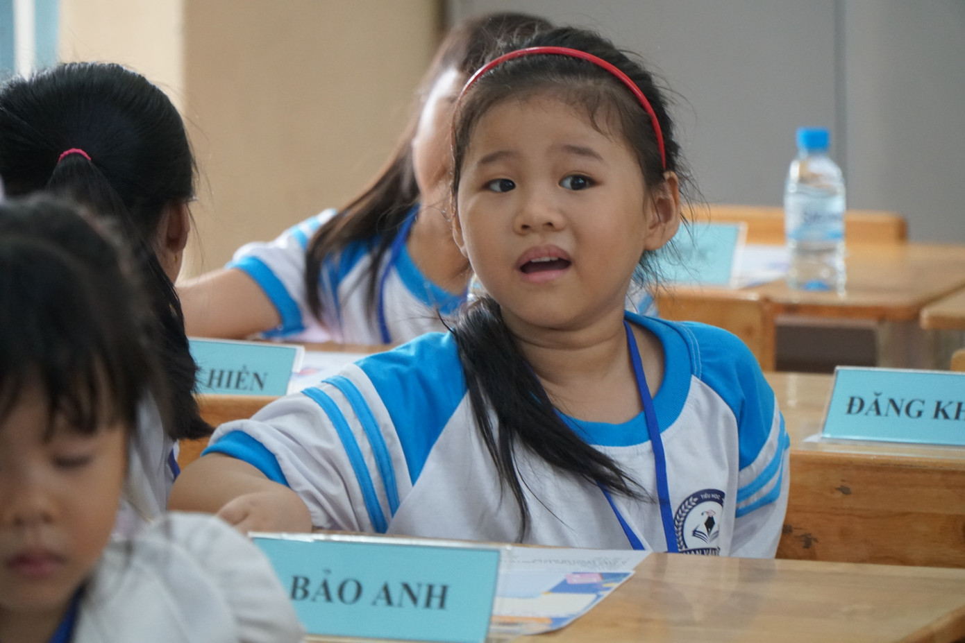 Trong buổi sáng đầu tiên tới trường, nhiều học sinh còn bỡ ngỡ khi gặp bạn bè, thầy cô mới.