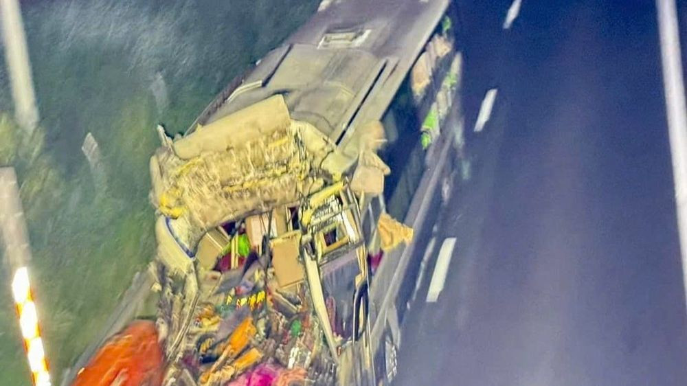 Phần đầu xe khách Thuận Thảo hư hỏng nặng. Ảnh: MXH.