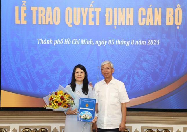 Phó Chủ tịch UBND TPHCM Võ Văn Hoan trao quyết định và hoa chúc mừng bà Nguyễn Thị Đoan Trang. Ảnh: Ngô Tùng Phó Chủ tịch UBND TPHCM Võ Văn Hoan trao quyết định và hoa chúc mừng bà Nguyễn Thị Đoan Trang. Ảnh: Ngô Tùng