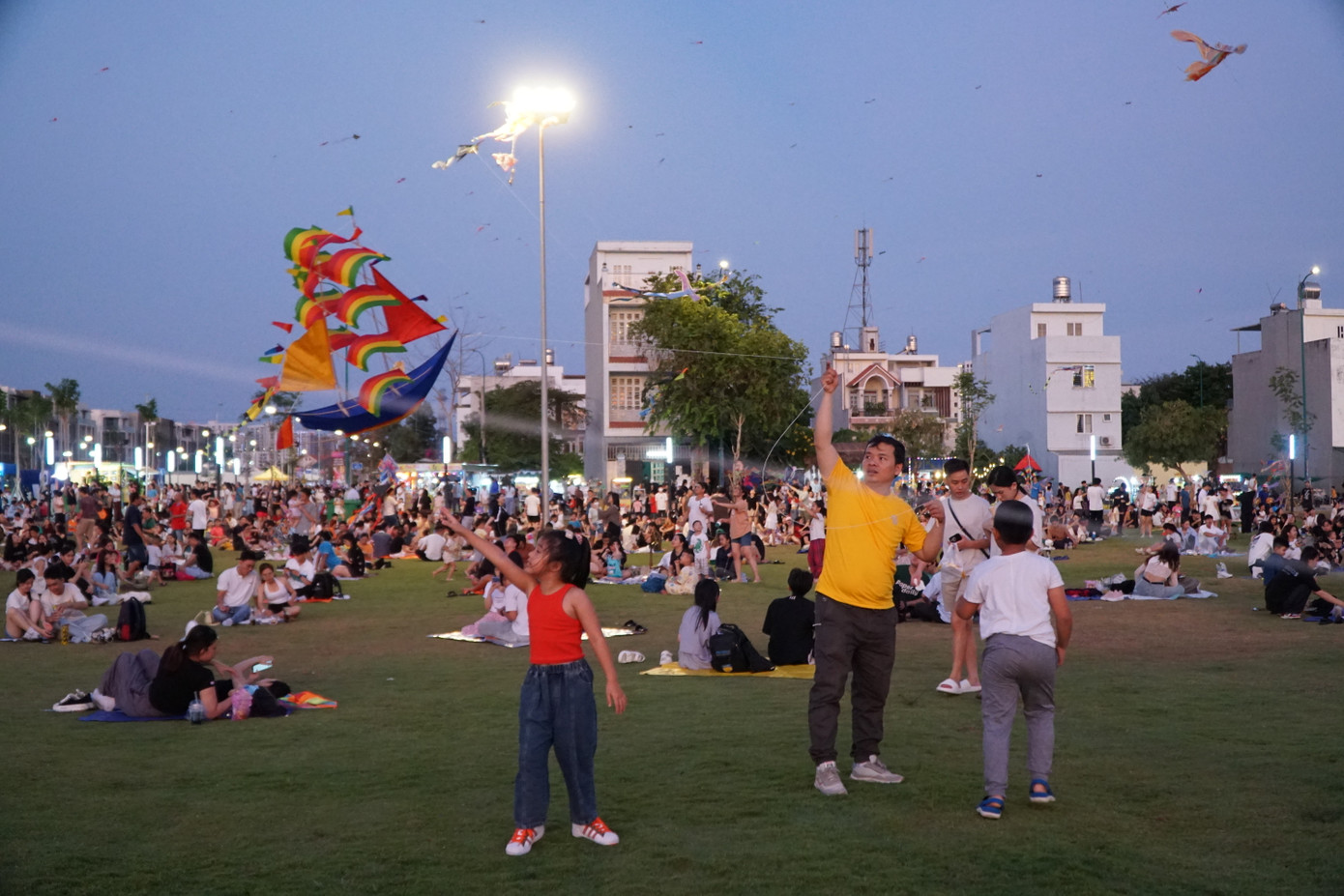 Nhiều người chuẩn bị sẵn diều để đem tới thả.