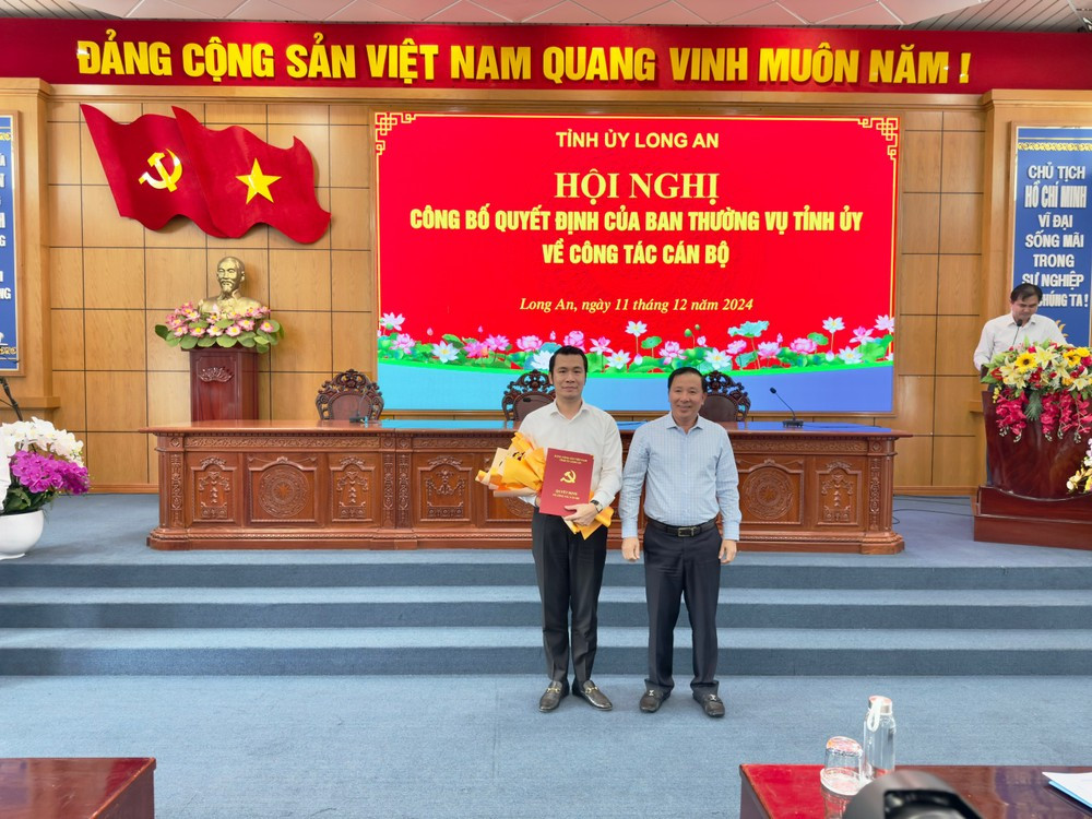 Phó Bí thư Tỉnh ủy, Chủ tịch UBND tỉnh - Nguyễn Văn Út trao quyết định cho ông Trương Tấn Sơn Phó Bí thư Tỉnh ủy, Chủ tịch UBND tỉnh - Nguyễn Văn Út trao quyết định cho ông Trương Tấn Sơn