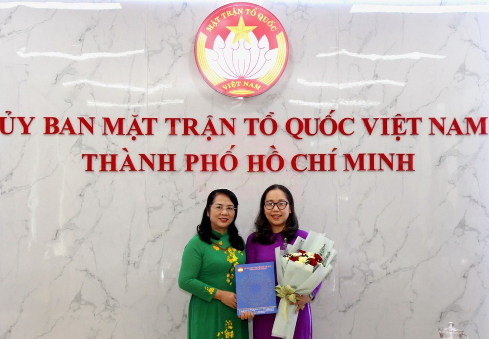 Chủ tịch Ủy ban MTTQ Việt Nam TPHCM Trần Kim Yến (trái) trao quyết định cho bà Hoàng Mai Quỳnh Hoa. Chủ tịch Ủy ban MTTQ Việt Nam TPHCM Trần Kim Yến (trái) trao quyết định cho bà Hoàng Mai Quỳnh Hoa.