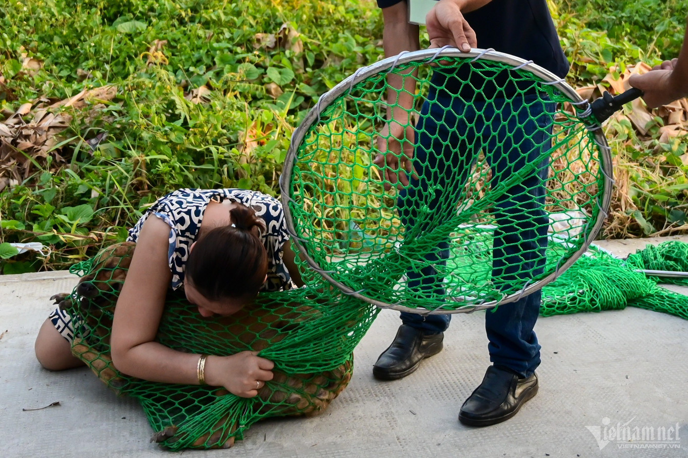 Người phụ nữ ôm chặt thú cưng và hứa không tái phạm việc thả rông Người phụ nữ ôm chặt thú cưng và hứa không tái phạm việc thả rông