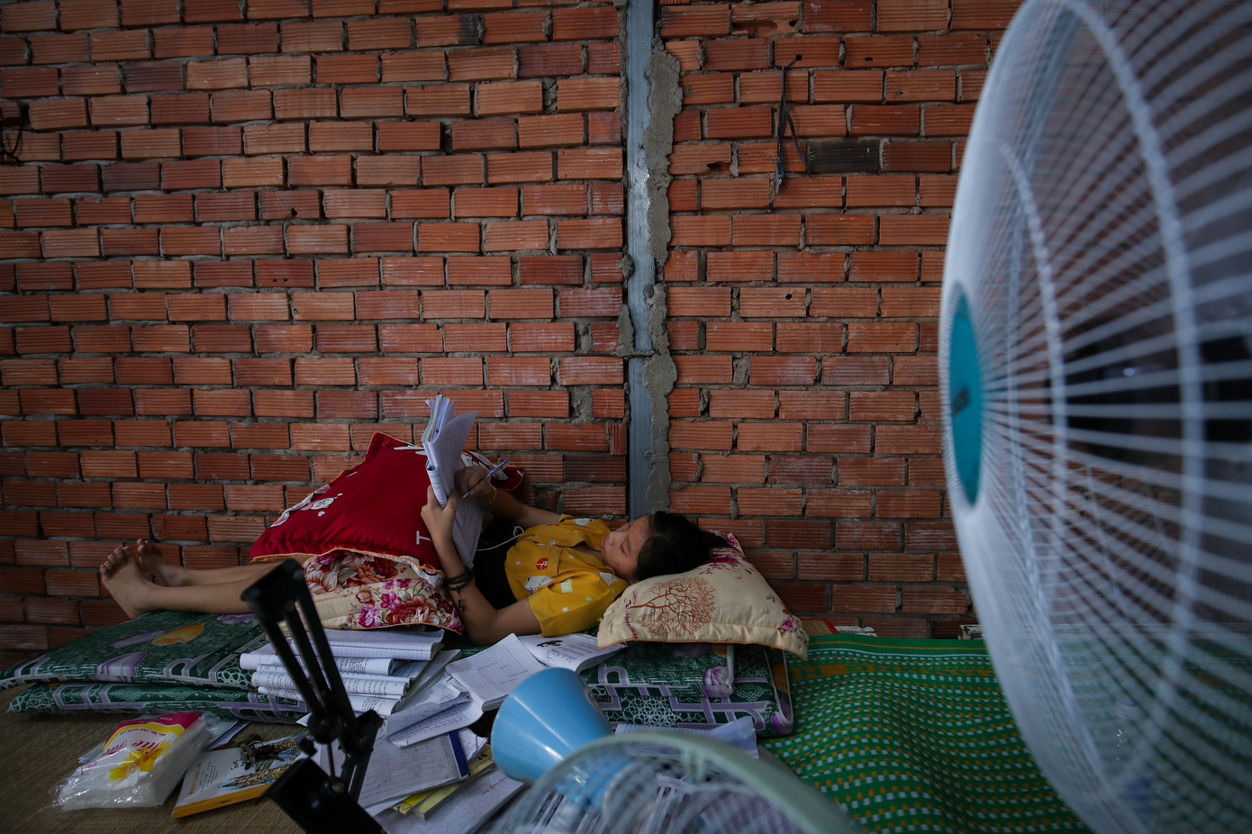 Yến Nhi miệt mài ôn bài dưới thời tiết nắng nóng. Ảnh: Nhàn Lê Yến Nhi miệt mài ôn bài dưới thời tiết nắng nóng. Ảnh: Nhàn Lê