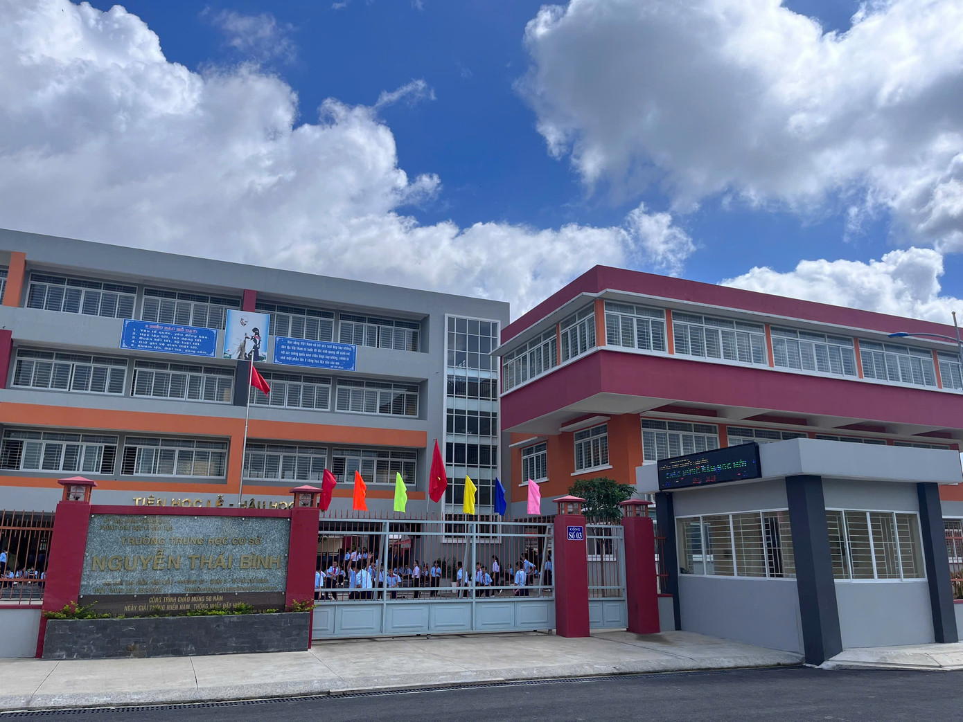 Trường có diện tích gần 19.000m2, tổng mức đầu tư gần 162 tỷ đồng, gồm 40 phòng học và các phòng chức năng, sân bóng, nhà thi đấu, nhà ăn…