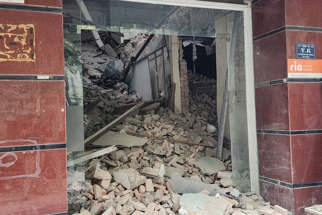 Sàn bê tông đổ sập tràn ra lối đi. Ảnh: Đ.V.