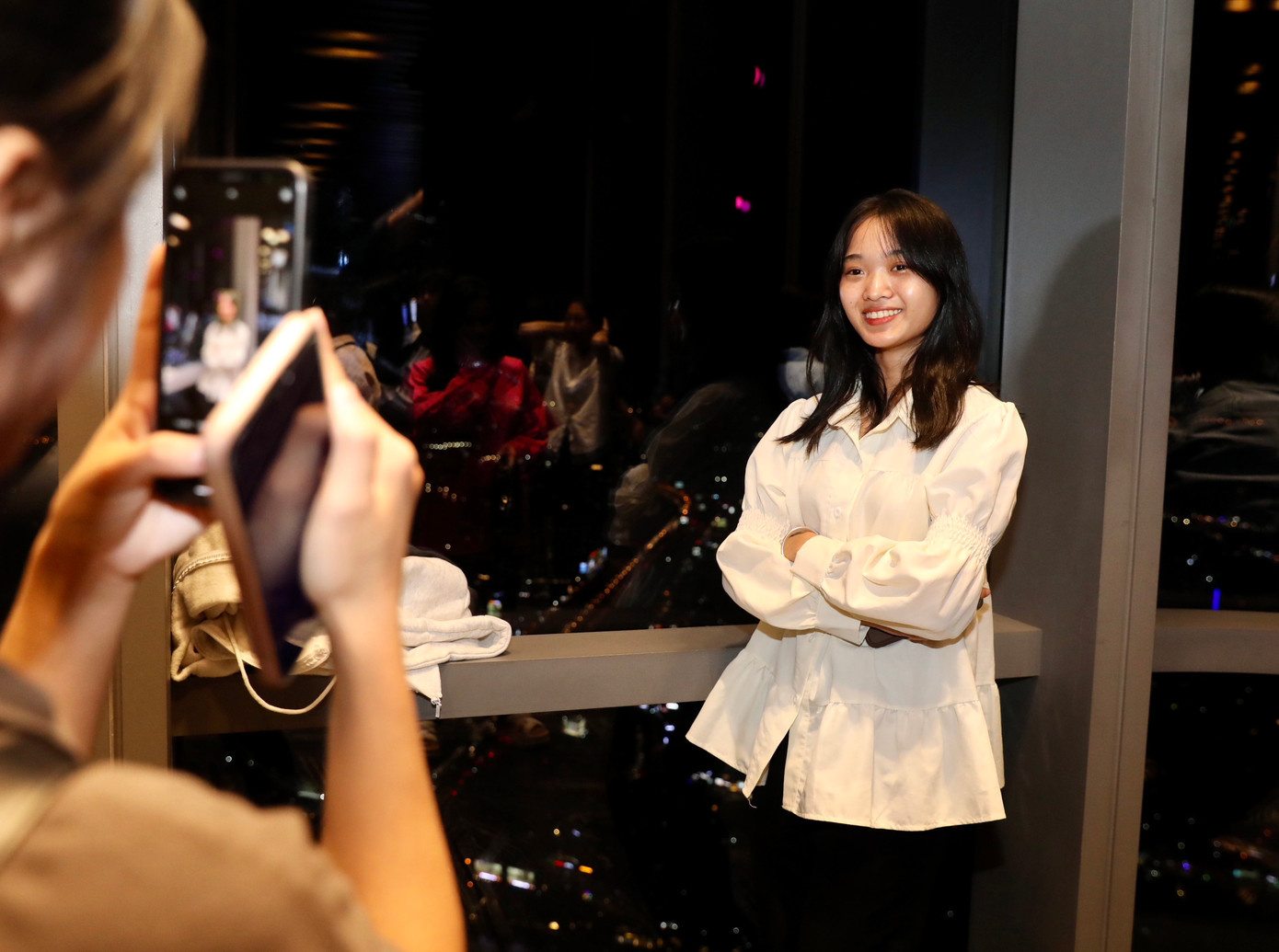 Nhiều em đã nhờ bạn chụp lại hình lưu niệm trong lần đầu tiên đặt chân tới TPHCM.