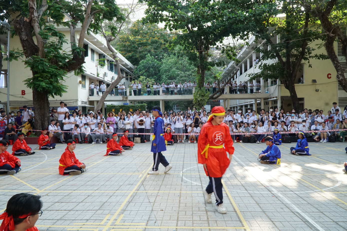 Hai đội thi với 2 trang phục đỏ và xanh, tượng trưng cho các quân cờ trong bộ môn cờ tướng.