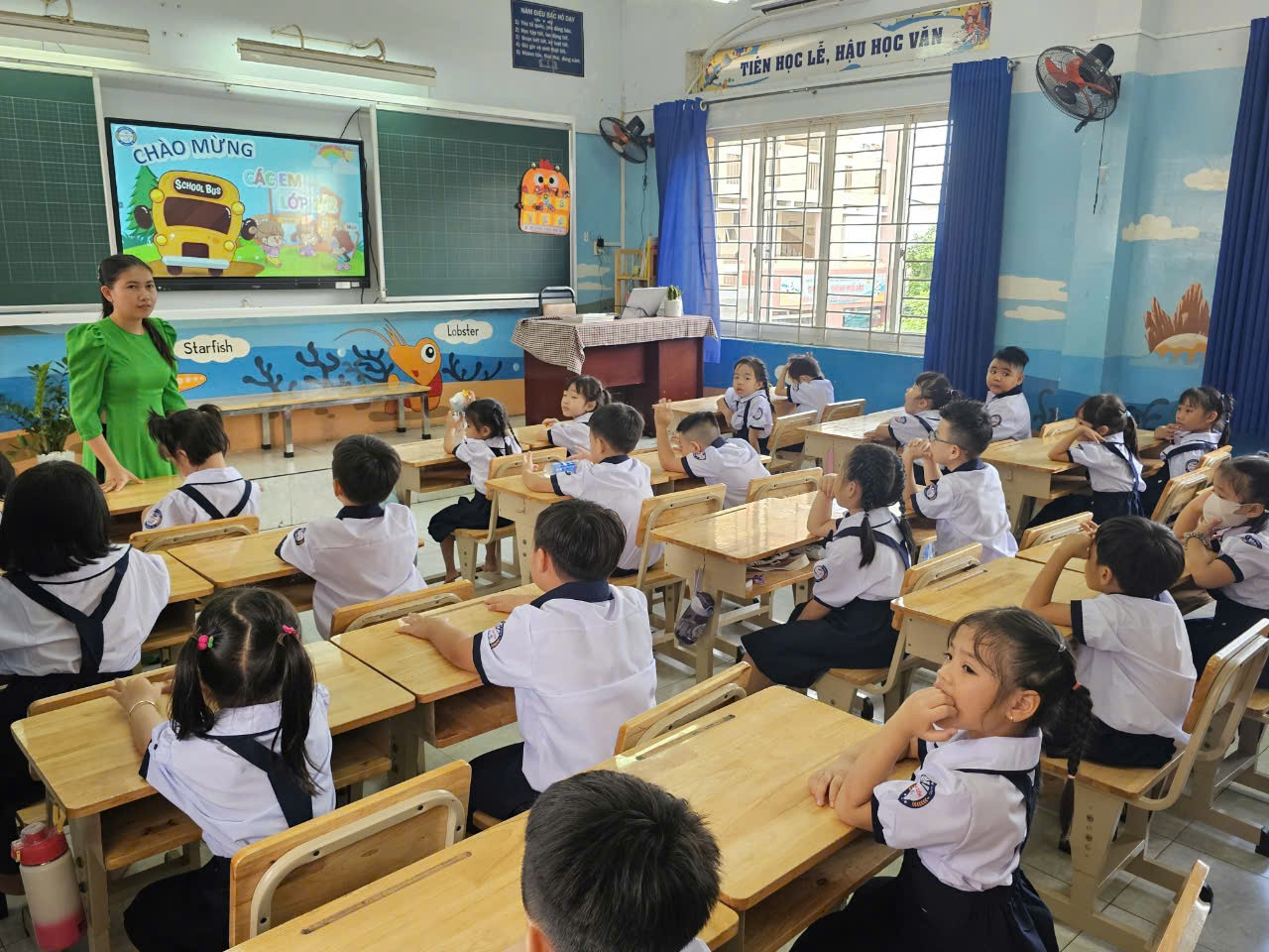 Tương tự, trong sáng 19/8, Trường tiểu học Đặng Trần Côn (quận 4) cũng đón 140 học sinh lớp 1. Trong ngày đầu tiên đến trường, học sinh lớp 1 đã được các thầy cô xếp hàng đón chào ngay từ cổng, tham gia vào những trò chơi tập thể.