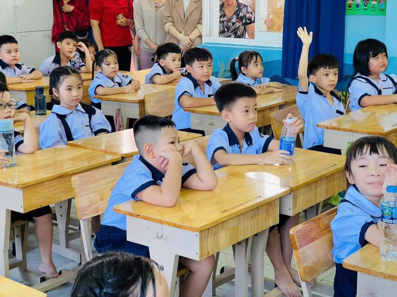 Các em học sinh cũng bắt đầu làm quen với nề nếp sinh hoạt, quy định của nhà trường, làm quen với giáo viên chủ nhiệm.