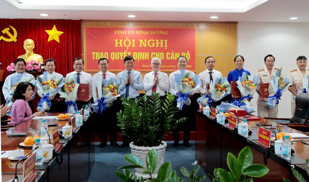 Lãnh đạo tỉnh Bình Dương trao các quyết định điều động, bổ nhiệm cán bộ chủ chốt Lãnh đạo tỉnh Bình Dương trao các quyết định điều động, bổ nhiệm cán bộ chủ chốt