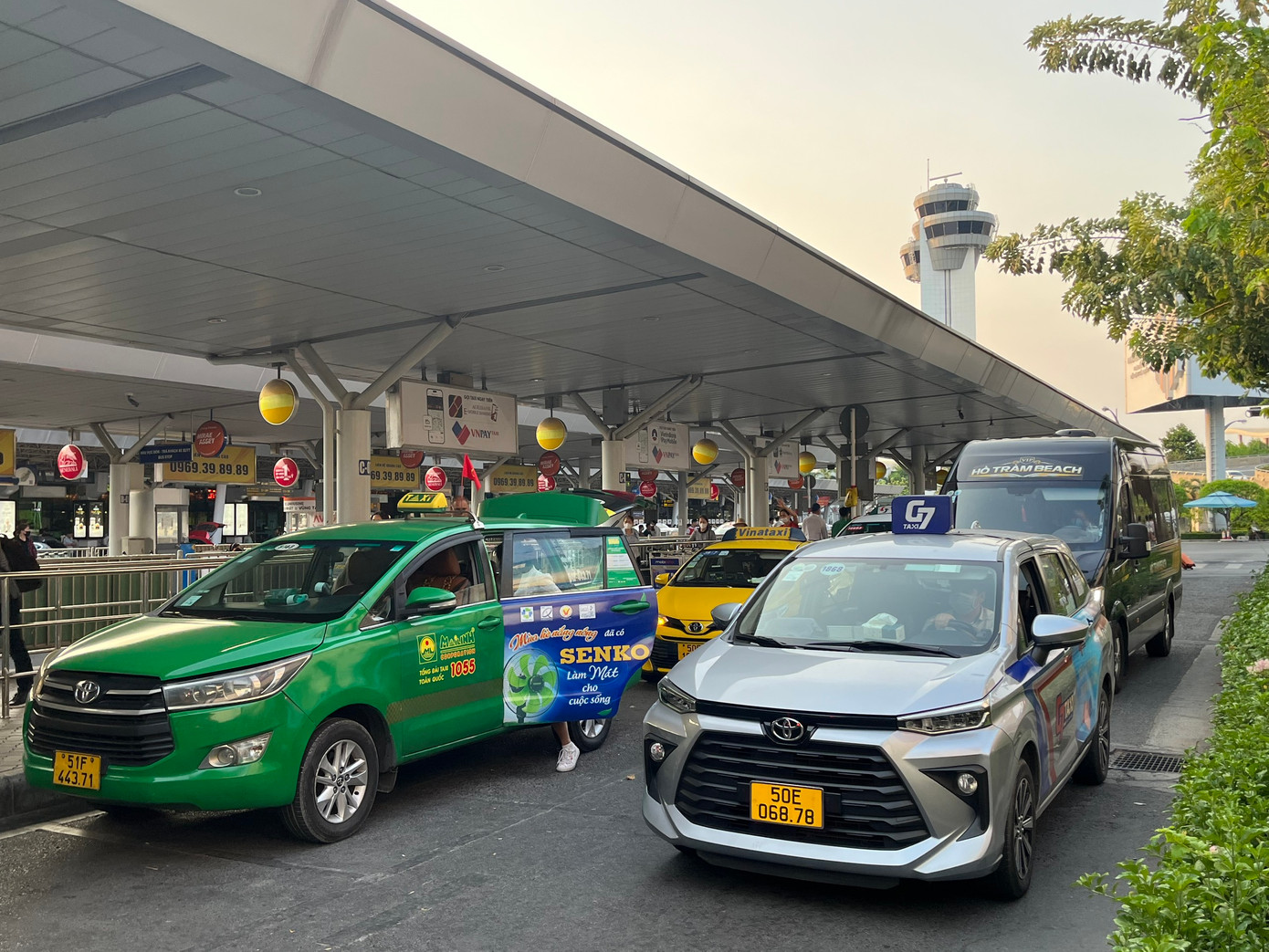Lượng taxi lớn trong khi nhu cầu của người dân không cao nên hành khách dễ dàng bắt xe từ sân bay đi tới các địa điểm.