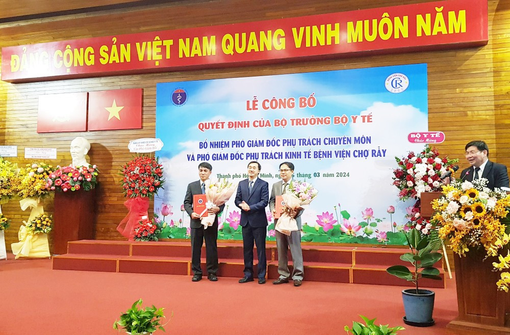 Thứ trưởng Trần Văn Thuấn trao quyết định bổ nhiệm chức vụ Phó giám đốc tới ông Phạm Thanh Việt (bên trái) và ông Nguyễn Quốc Bình (bên phải) Thứ trưởng Trần Văn Thuấn trao quyết định bổ nhiệm chức vụ Phó giám đốc tới ông Phạm Thanh Việt (bên trái) và ông Nguyễn Quốc Bình (bên phải)