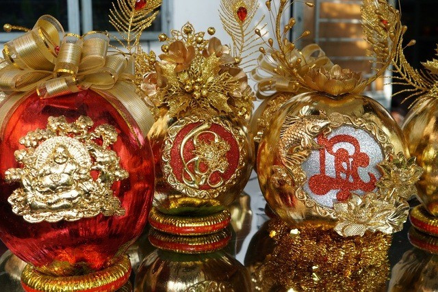 Dừa dát vàng giá lên đến 650.000 đồng/cặp. Ảnh: Báo Người Lao động