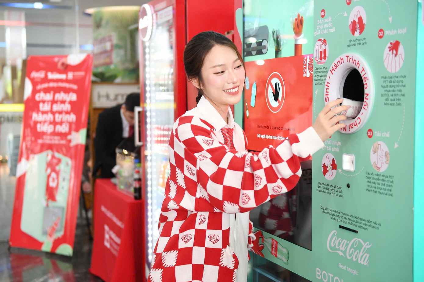 Chương trình có sự tham dự trực tiếp của gần 1.000 đại biểu khách mời và các bạn sinh viên. MC Khánh Vy là khách mời đặc biệt chia sẻ trong chương trình. Đây là năm thứ hai Coca-Cola tiếp tục triển khai chương trình ý nghĩa này tại Việt Nam.