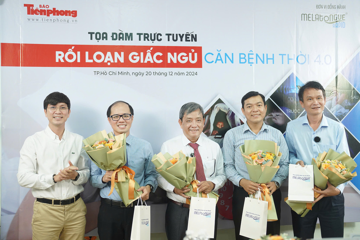 Nhà báo Trần Ngọc Lâm, Phó Ban đại diện Báo Tiền phong tại TPHCM trao hoa cảm ơn các khách mời. Ảnh: Phạm Nguyễn Nhà báo Trần Ngọc Lâm, Phó Ban đại diện Báo Tiền phong tại TPHCM trao hoa cảm ơn các khách mời. Ảnh: Phạm Nguyễn