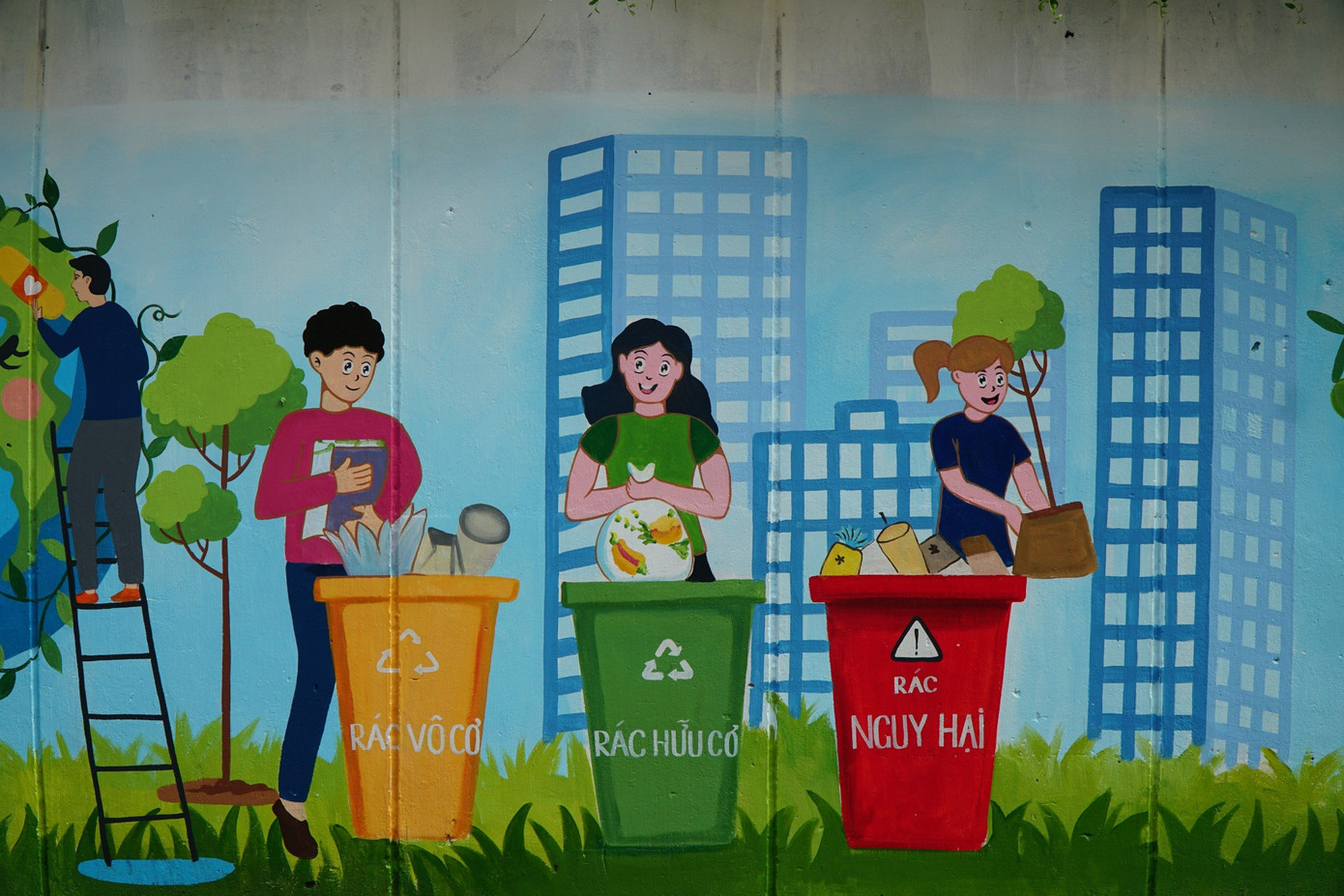 Mảng tường chi chít tờ rơi thành tranh bích họa tại hẻm 42 Trần Đình Xu. Ảnh: Nhàn Lê