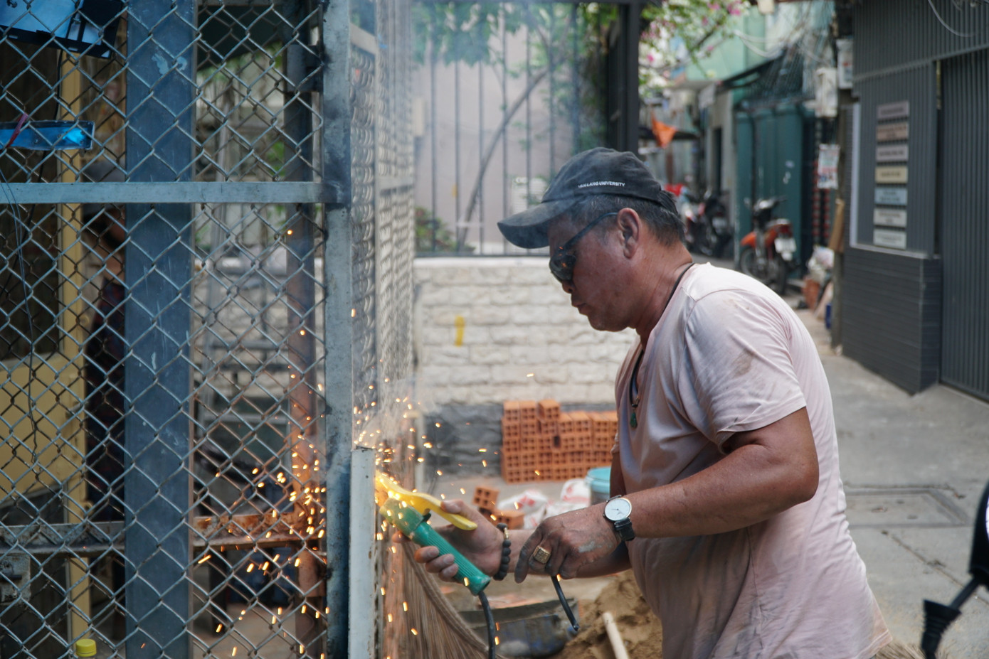 Bình quân mỗi nhà hiến 3,1 m2, hộ hiến nhiều nhất khoảng chục m2. Các con hẻm được nâng cấp, mở rộng giúp cải thiện bộ mặt đô thị, góp phần nâng cao chất lượng cuộc sống người dân. Ngoài 45 hẻm khởi công trong năm nay, giai đoạn 2015 - 2020, hơn 1.400 hộ dân của quận 3 đã hiến hơn 8.000 m2 đất để mở rộng 37 hẻm.