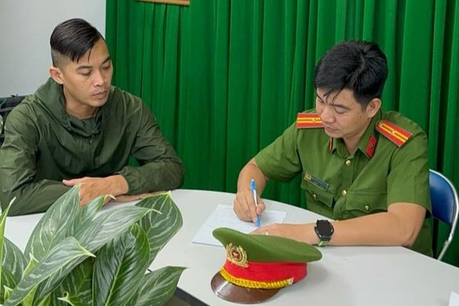 Nguyễn Trần Cao Nguyên tại cơ quan công an. Ảnh: Công an cung cấp. Nguyễn Trần Cao Nguyên tại cơ quan công an. Ảnh: Công an cung cấp.