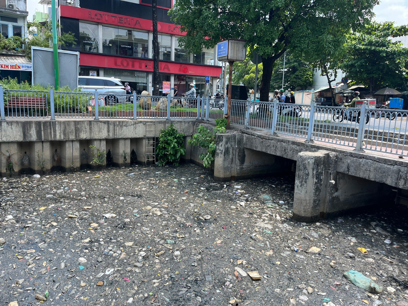 Trong đó, cá chết xuất hiện ở khu vực dọc từ cầu số 1 (quận Tân Bình) đến cầu Thị Nghè (quận 1) kèm theo nhiều rác thải.