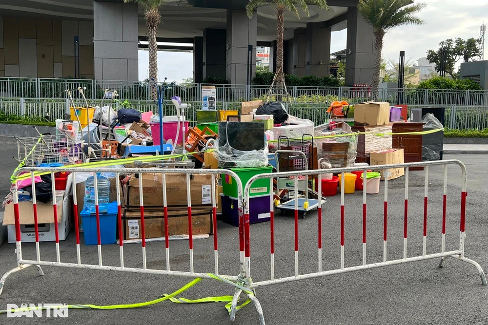Đồ đạc bị đặt ngổn ngang dưới sân chung cư (Ảnh: Quỳnh Tâm). Đồ đạc bị đặt ngổn ngang dưới sân chung cư (Ảnh: Quỳnh Tâm).