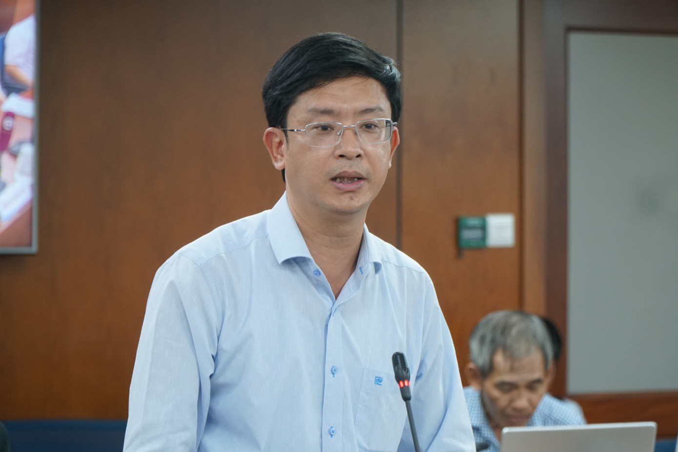 Ông Thái Văn Truyền, Phó Tổng Giám đốc Công ty cổ phần Vận tải đường sắt trả lời họp báo chiều 7/11. Ảnh: Anh Nhàn Ông Thái Văn Truyền, Phó Tổng Giám đốc Công ty cổ phần Vận tải đường sắt trả lời họp báo chiều 7/11. Ảnh: Anh Nhàn