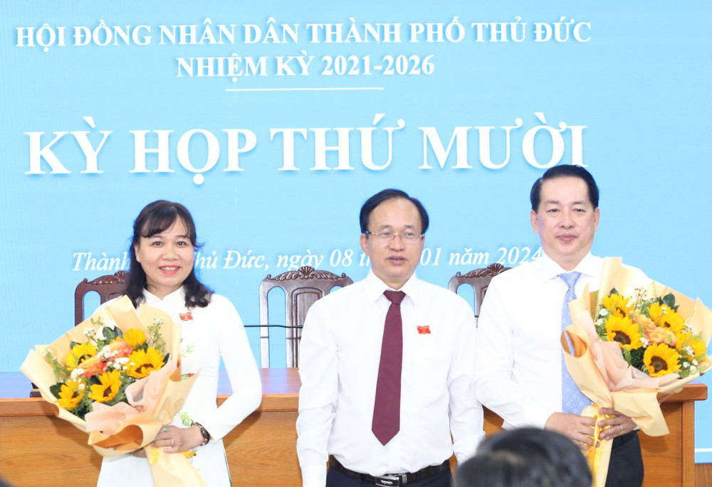 Chủ tịch HĐND TP Thủ Đức Nguyễn Phước Hưng trao hoa chúc mừng hai tân Phó Chủ tịch HĐND TP Thủ Đức: Nguyễn Hồng Điệp (bìa trái) và Kiều Ngọc Vũ. Chủ tịch HĐND TP Thủ Đức Nguyễn Phước Hưng trao hoa chúc mừng hai tân Phó Chủ tịch HĐND TP Thủ Đức: Nguyễn Hồng Điệp (bìa trái) và Kiều Ngọc Vũ.
