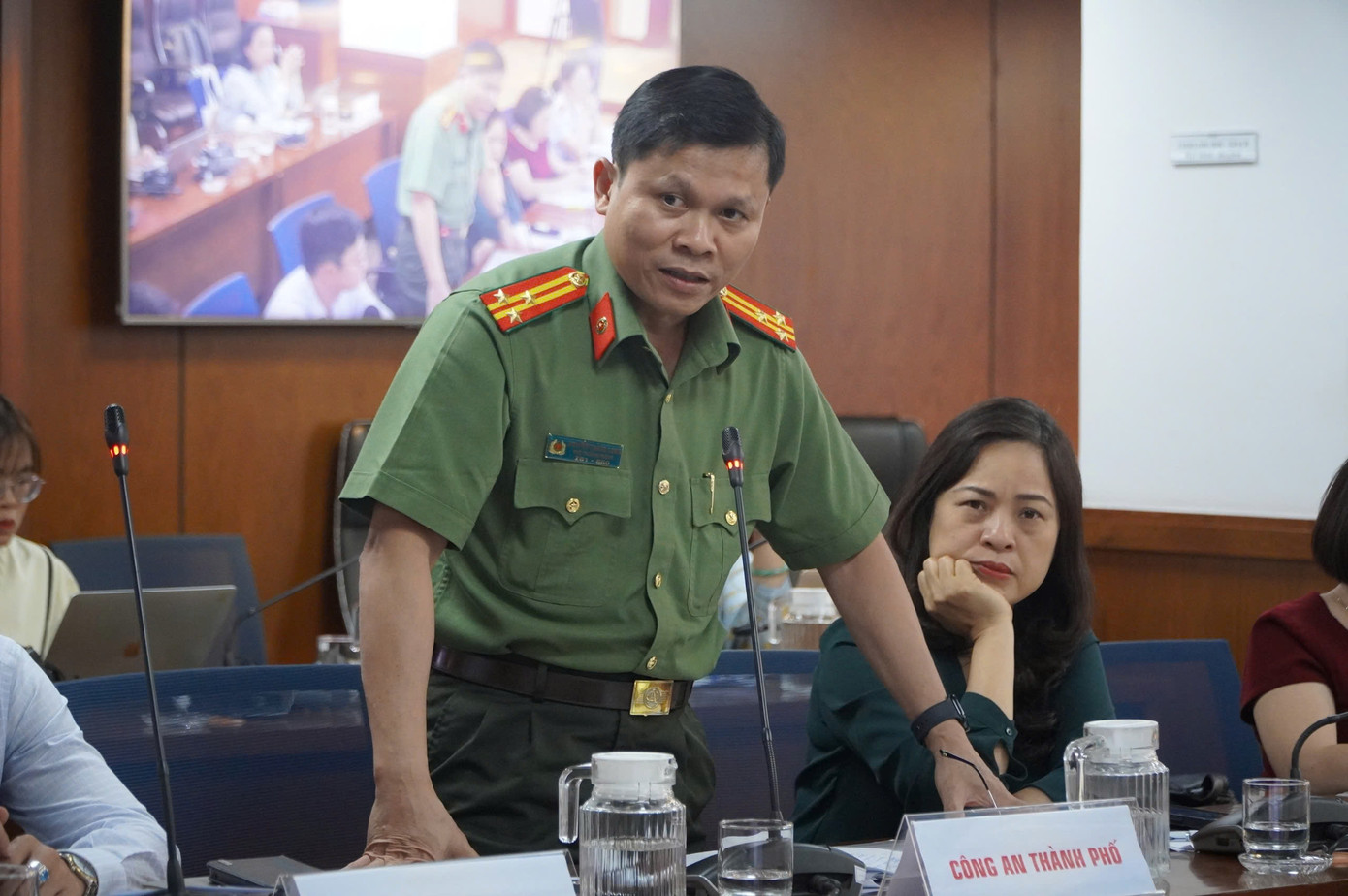 Thượng tá Nguyễn Thăng Long, Phó trưởng Phòng Tham mưu, Công an TPHCM trả lời báo chí chiều 10/10. Ảnh: Nhàn Lê.