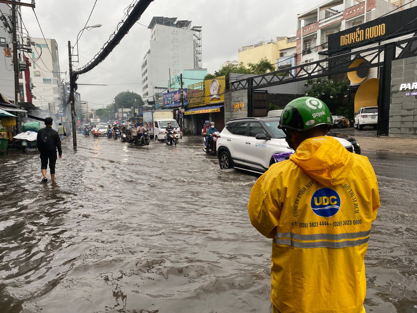 Tại đường Ung Văn Khiêm (phường 25, quận Bình Thạnh) mưa lớn khiến nước dâng cao. Lực lượng môi trường đô thị phải có mặt để kịp thời xử lý các cống thoát nước.