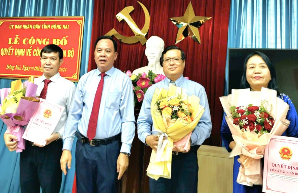 Chủ tịch UBND tỉnh Đồng Nai trao quyết định cho các cán bộ Chủ tịch UBND tỉnh Đồng Nai trao quyết định cho các cán bộ