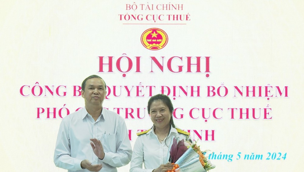 Phó Chủ tịch UBND tỉnh Tây Ninh Dương Văn Thắng (trái), tặng hoa chúc mừng tân Phó Cục trưởng Cục Thuế tỉnh Tây Ninh Nguyễn Thị Sang.