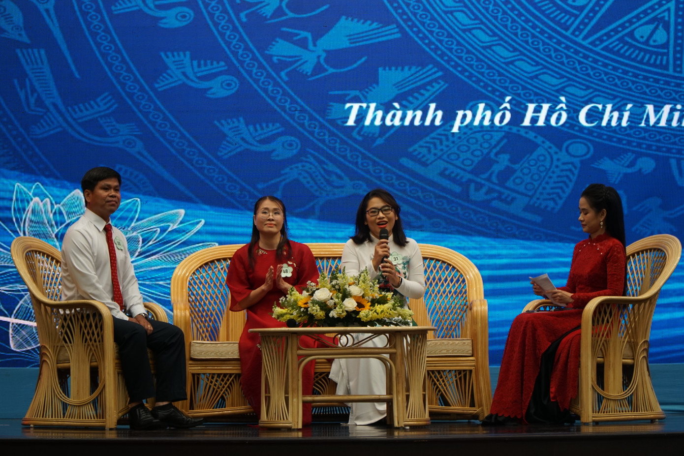 Các nhà giáo nhận Giải thưởng Võ Trường Toản tại lễ vinh danh. Ảnh: Anh Nhàn