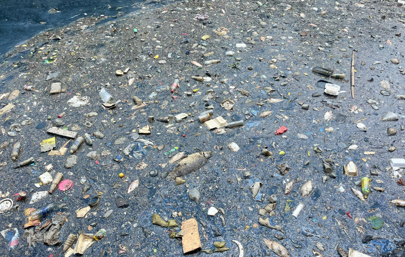 Một số đoạn của tuyến kênh Nhiêu Lộc - Thị Nghè chuyển sang màu đen kịt, bốc mùi hôi.