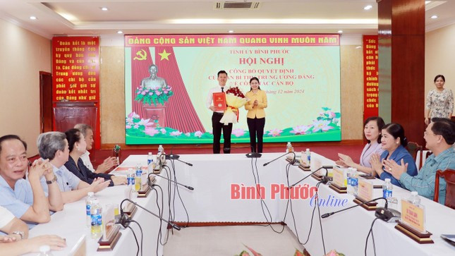 Bí thư Tỉnh ủy Bình Phước Tôn Ngọc Hạnh trao quyết định của Ban Bí thư Trung ương Đảng cho ông Trần Hoàng Trực. Ảnh: Báo Bình Phước Bí thư Tỉnh ủy Bình Phước Tôn Ngọc Hạnh trao quyết định của Ban Bí thư Trung ương Đảng cho ông Trần Hoàng Trực. Ảnh: Báo Bình Phước