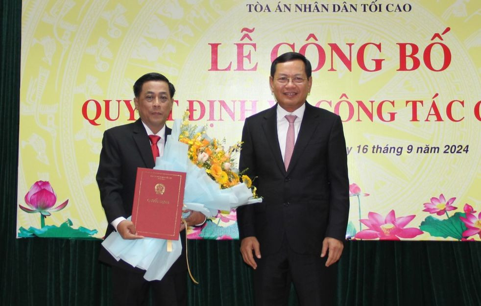 Ông Trần Kiến Xương (trái) nhận quyết định bổ nhiệm và hoa chúc mừng tại buổi lễ Ông Trần Kiến Xương (trái) nhận quyết định bổ nhiệm và hoa chúc mừng tại buổi lễ