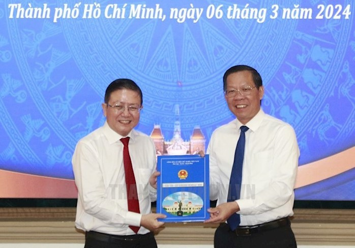 Chủ tịch UBND TPHCM Phan Văn Mãi (bên phải) trao quyết định cho ông Nguyễn Bắc Nam. Ảnh: Thành ủy TPHCM Chủ tịch UBND TPHCM Phan Văn Mãi (bên phải) trao quyết định cho ông Nguyễn Bắc Nam. Ảnh: Thành ủy TPHCM