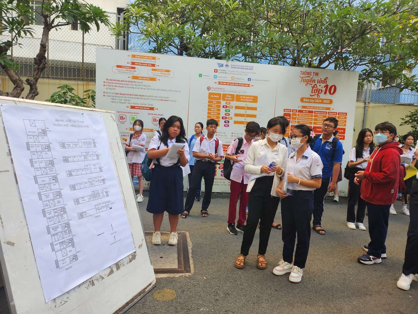 Thí sinh xem sơ đồ phòng thi Thí sinh xem sơ đồ phòng thi