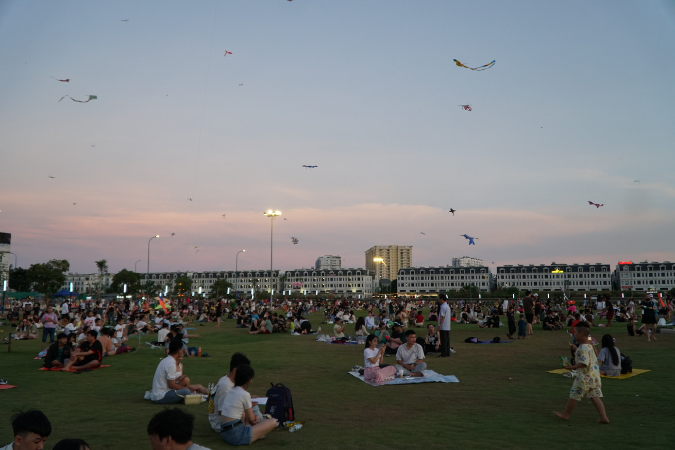 Khu đất trống thuộc dự án Global City (TP Thủ Đức) vài tuần trở lại đây thu hút hàng nghìn người, đặc biệt là vào dịp lễ.