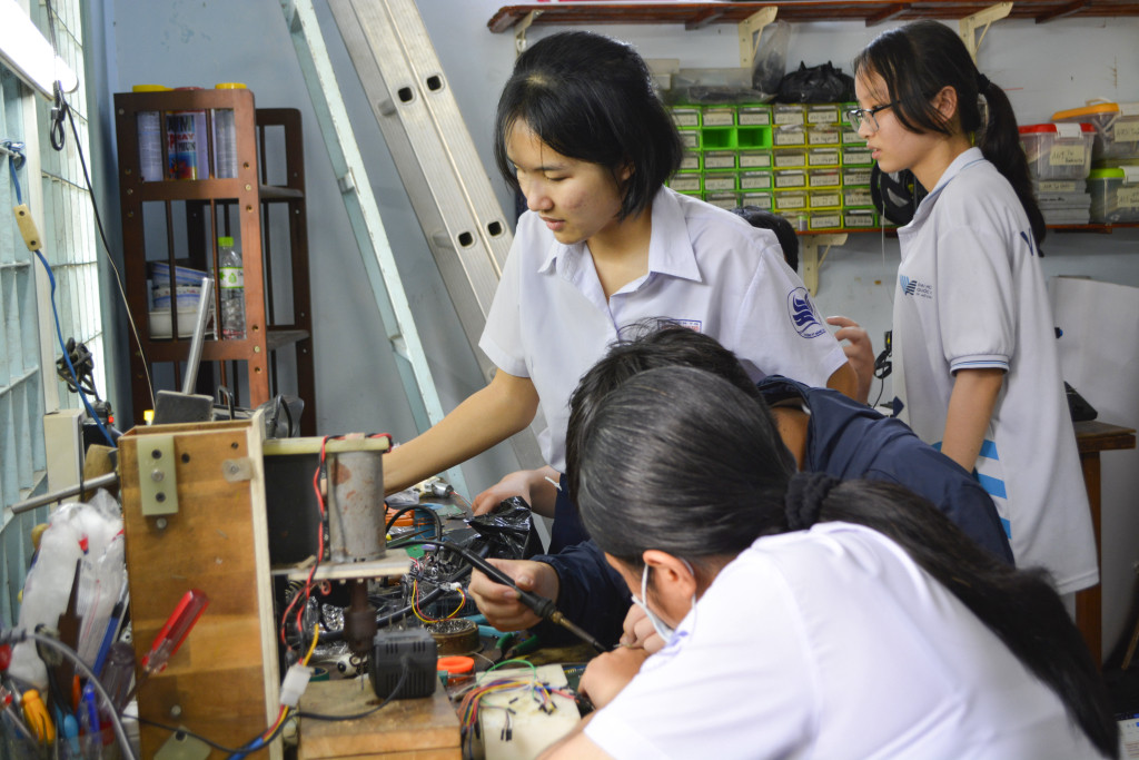 Học sinh thích mê khi được tìm hiểu về mạch điện tử Học sinh thích mê khi được tìm hiểu về mạch điện tử