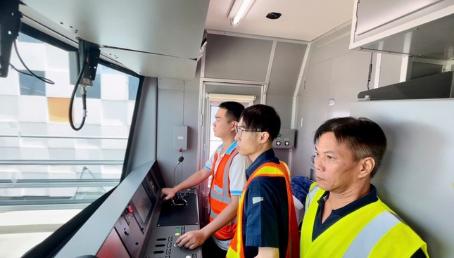 Kỹ thuật viên lái tàu người Việt Nam trực tiếp vận hành đoàn tàu metro số 1 TPHCM trên toàn tuyến vào tháng 8 năm nay. Ảnh: MAUR Kỹ thuật viên lái tàu người Việt Nam trực tiếp vận hành đoàn tàu metro số 1 TPHCM trên toàn tuyến vào tháng 8 năm nay. Ảnh: MAUR