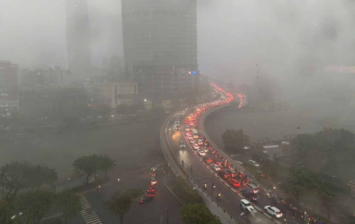 Cơn mưa trắng xóa xuất hiện ở hầu hết các quận, huyện tại TPHCM chiều 27/12. Ảnh: Nguyễn Dũng