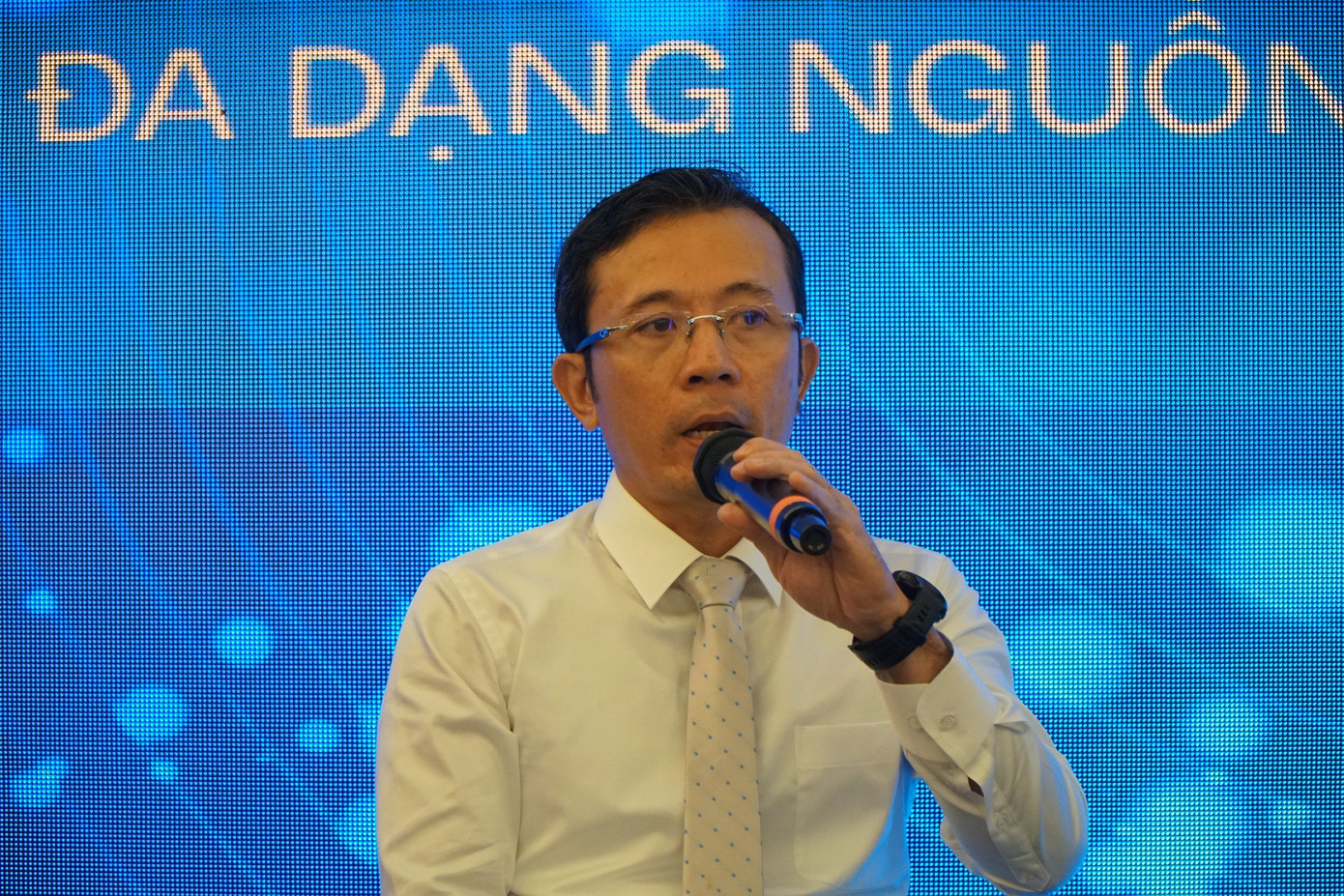 Ông Trần Xuân Toàn - Phó Tổng biên tập Báo Tuổi Trẻ chia sẻ tại phiên thảo luận. Ảnh: Nhàn Lê