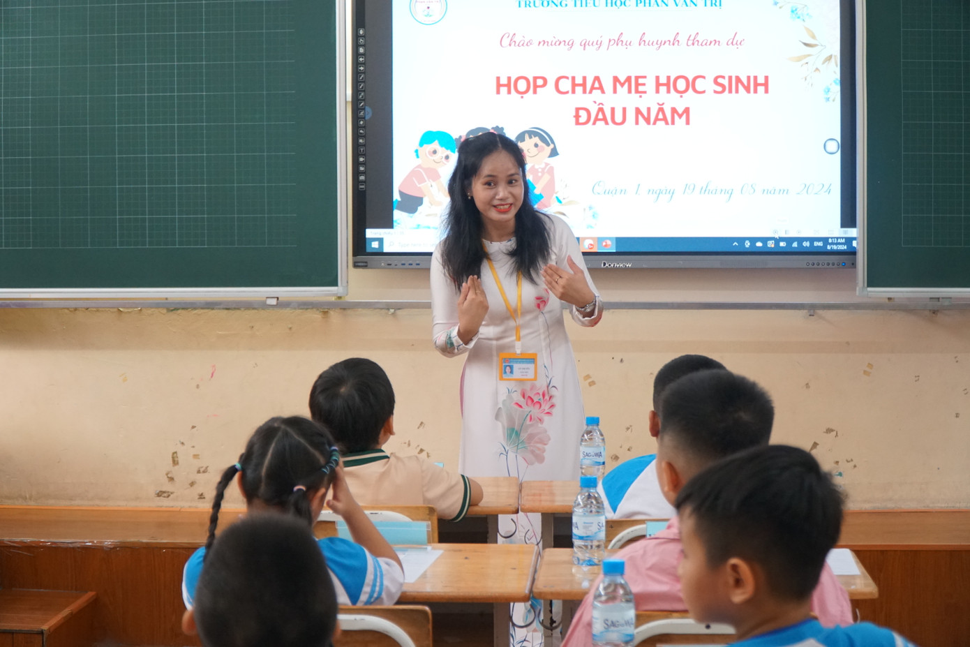 Cô Lê Thị Yến (giáo viên chủ nhiệm lớp 1/3, Trường tiểu học Phan Văn Trị, quận 1) cho biết, trong ngày đầu nhập học, có một số bé bỡ ngỡ vì rời xa vòng tay ba mẹ nên đã bật khóc. Giáo viên chủ nhiệm phối hợp cùng phụ huynh để giúp các bé vào nề nếp, nhanh chóng bắt nhịp ở môi trường mới.