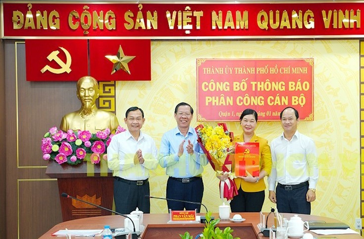 Phó Bí thư Thành ủy, Chủ tịch UBND TPHCM Phan Văn Mãi (thứ hai từ trái qua) trao quyết định cho bà Hoàng Thị Tố Nga. Ảnh: Thành ủy TPHCM
