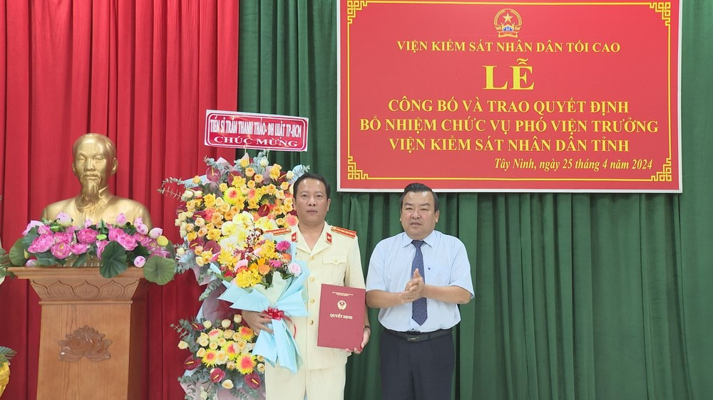 Ông Phạm Hùng Thái - Phó Bí thư Thường trực Tỉnh ủy Tây Ninh (phải), tặng hoa, chúc mừng ông Nguyễn Hoàng Dũng. Ảnh: T.T.V Ông Phạm Hùng Thái - Phó Bí thư Thường trực Tỉnh ủy Tây Ninh (phải), tặng hoa, chúc mừng ông Nguyễn Hoàng Dũng. Ảnh: T.T.V