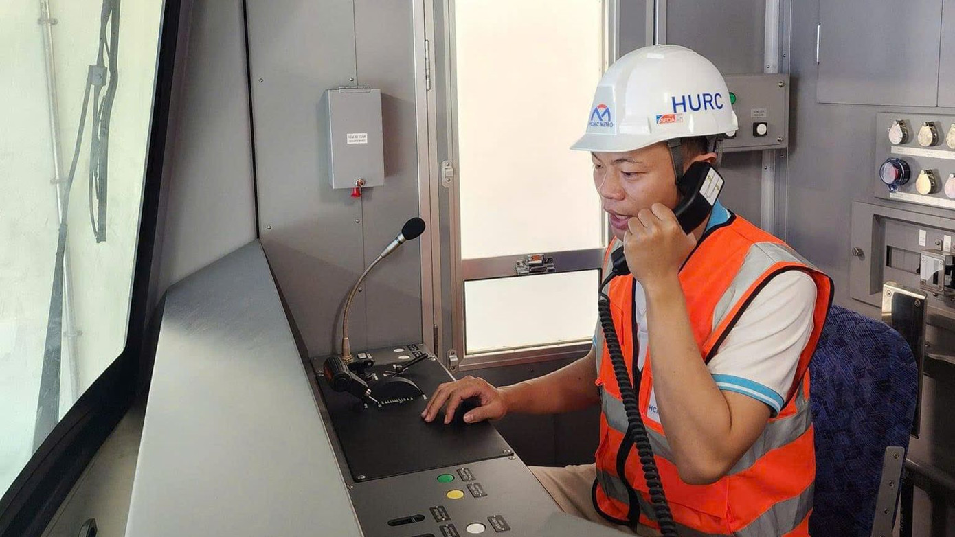 Nhân viên Công ty HURC1 thực hiện vận hành thử nghiệm metro số 1. Ảnh: MAUR Nhân viên Công ty HURC1 thực hiện vận hành thử nghiệm metro số 1. Ảnh: MAUR