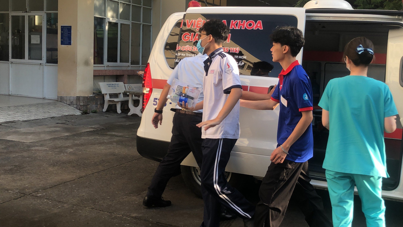 Gia Bảo đến điểm thi bằng xe cấp cứu. Ảnh: Nhàn Lê