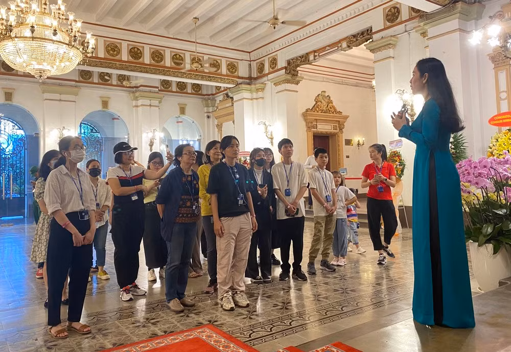 Du khách tại tour tham quan toà nhà HĐND- UBND TPHCM