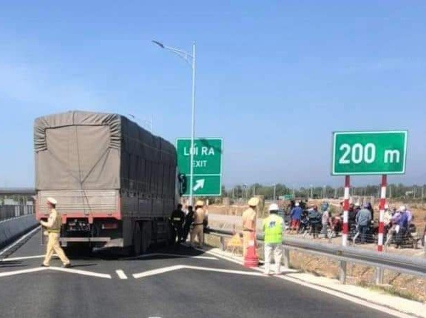 Bị truy đuổi, tài xế xe tải dừng xe chắn hết mặt đường cao tốc Bị truy đuổi, tài xế xe tải dừng xe chắn hết mặt đường cao tốc